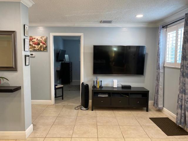 Modern 2/1 Apt Near Midtown And Beaches Маями Екстериор снимка