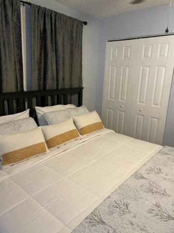 Modern 2/1 Apt Near Midtown And Beaches Маями Екстериор снимка