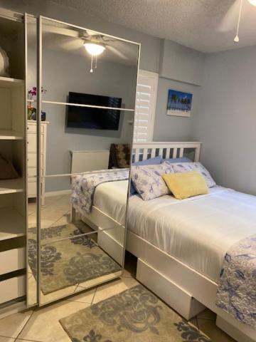 Modern 2/1 Apt Near Midtown And Beaches Маями Екстериор снимка